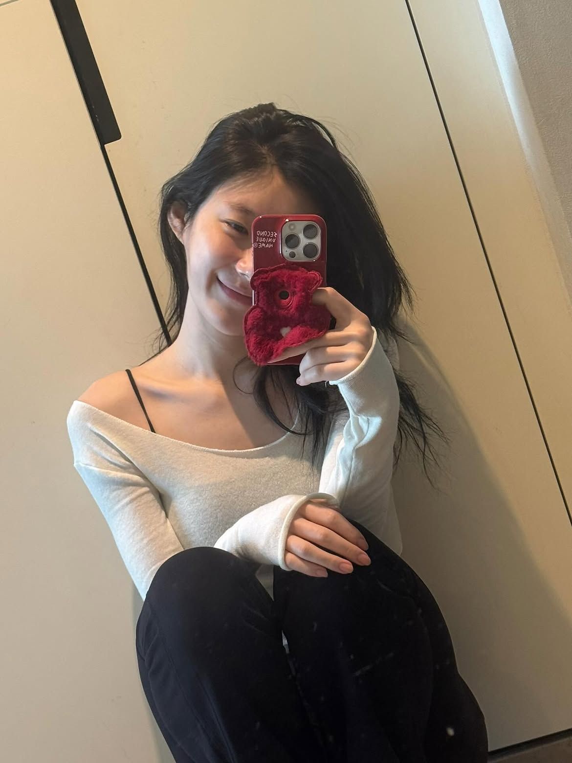 깊은 네크라인의 화이트 롱 슬리브로 편안하면서도 은근한 포인트를 준 채령. /@chaerrry0
