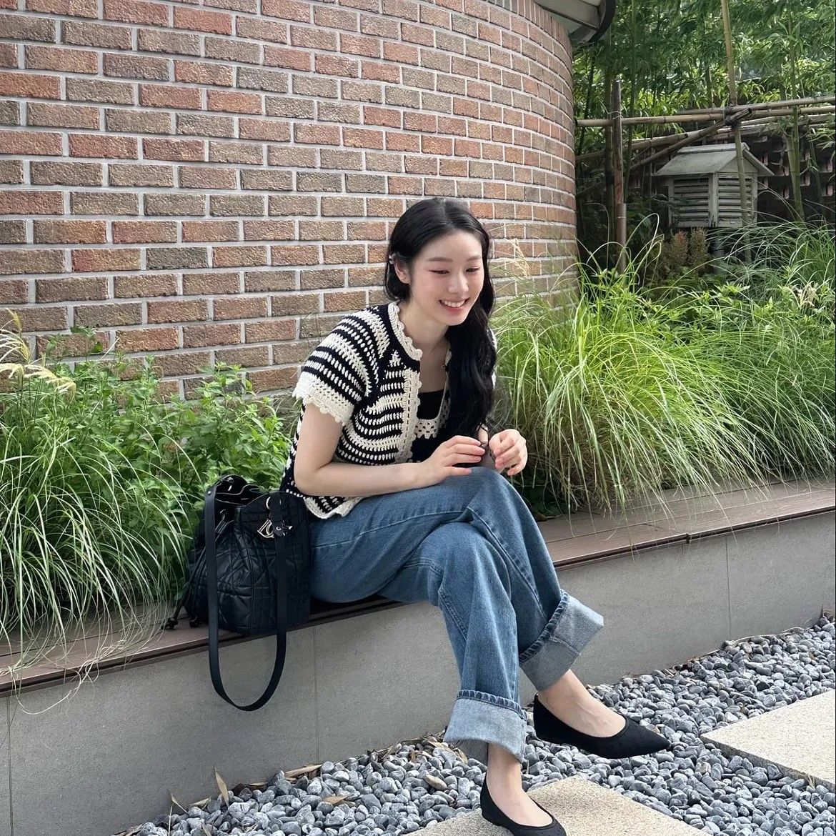 블랙 앤 화이트 크로셰 가디건과 데님으로 편안한 니트 스타일을 완성한 김연아. / @yunakim