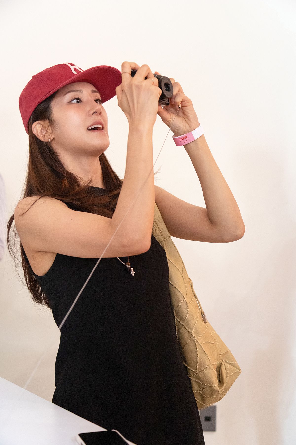  방문객들이 GR 카메라를 체험하고 있다. 