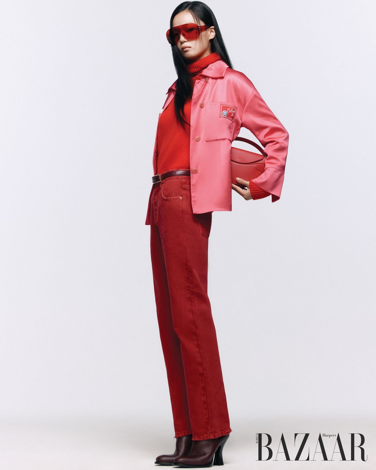 새틴 재킷, 터틀넥 톱, 선글라스는 모두 Celine. 데님 팬츠는 Isabel Marant. 목걸이는 Gucci. 벨트는 Chanel. 톱 핸들 백은 Ralph Lauren Collection. 앵클부츠는 Burberry.