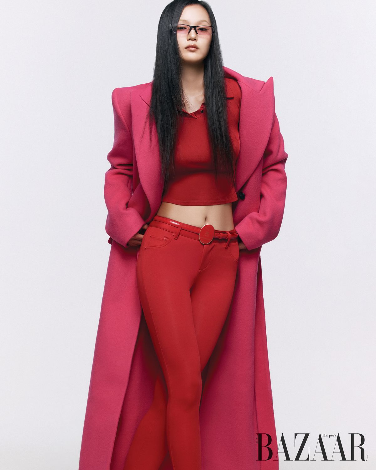맥시 코트는 Kelly Shin. 크롭트 톱, 팬츠는 Gucci. 메탈 로고 장식 벨트는 Celine. 틴트 선글라스는 80만원 Gentle Monster.