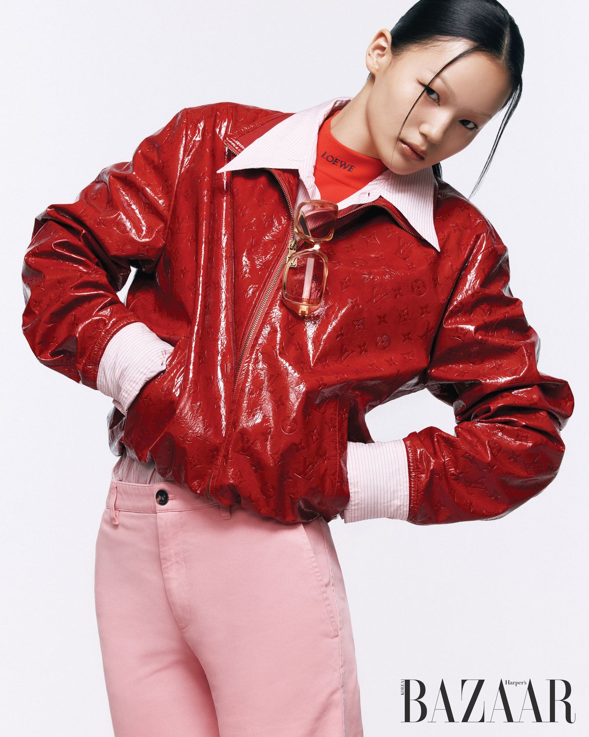 에나멜 레더 재킷은 Louis Vuitton. 셔츠는 Bottega Veneta. 이너로 착용한 로고 장식 톱은 Loewe. 데님 팬츠는 Dior. 셔츠에 건 틴트 선글라스는 Miu Miu.