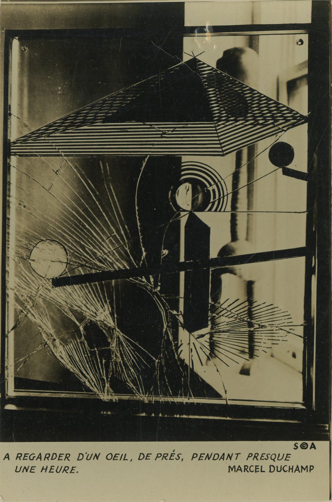 ‹한쪽 눈으로, 가까이, 거의 한 시간 동안 바라볼 것›(À regarder d'un oeil, de près, pendant presque une heure), 1920 흑백 인쇄 엽서, 소시에테 아노님(Société Anonyme) 발행, 뉴욕 14 x 9 cm