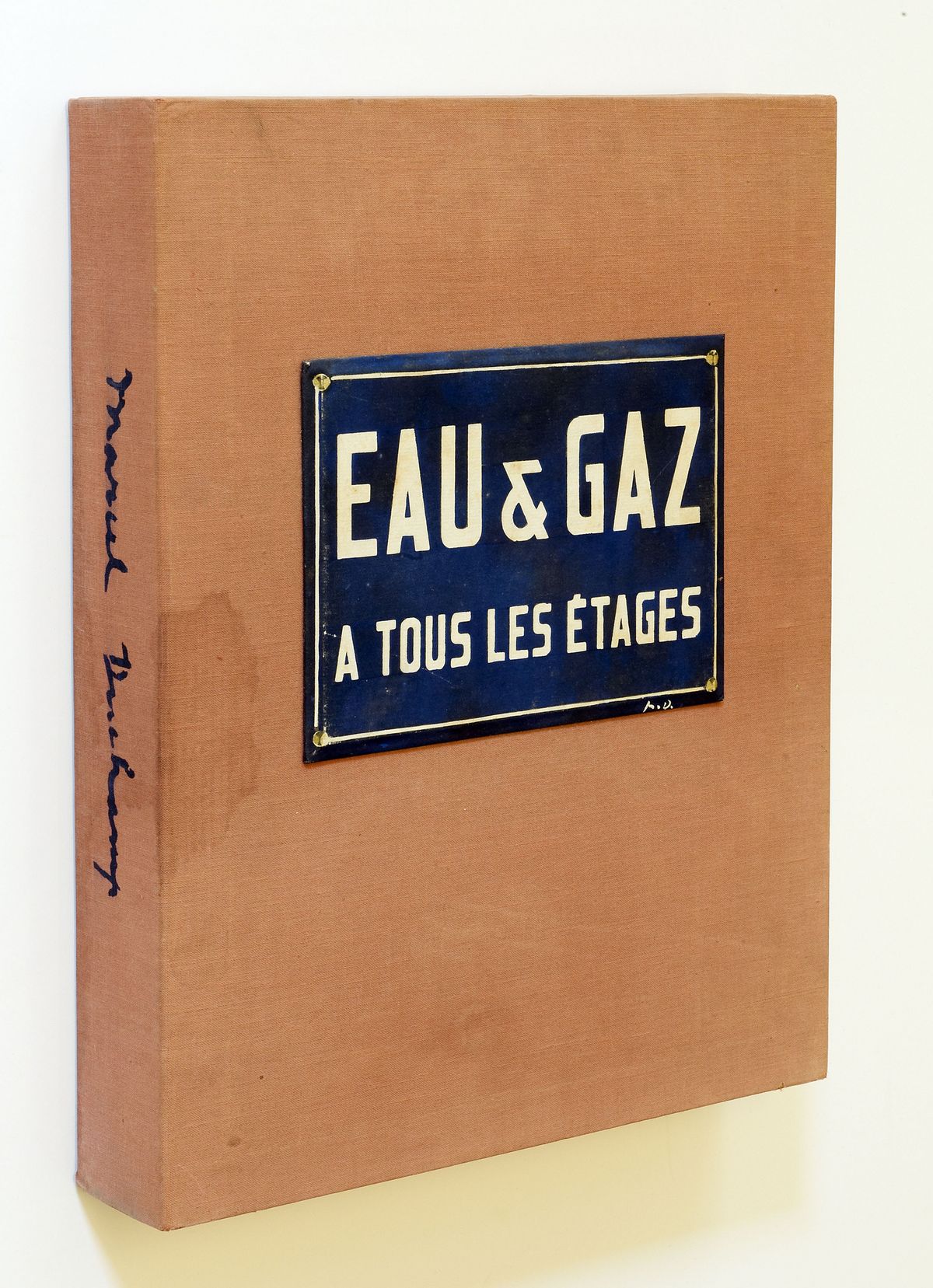 ‹전 층 수도 및 가스 완비›(Eau & gaz à tous les étages), 1959 천 소재 슬립케이스, 트리아농 출판사(Trianon Press), 파리 35 x 26.5 x 5.3 cm 디럭스 에디션 no. 21/110, 뒤샹·르벨 서명본