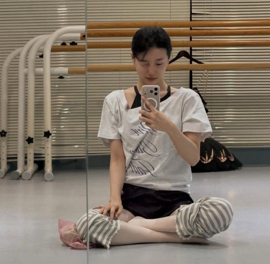 화이트 오프숄더 티셔츠를 착용한 수지