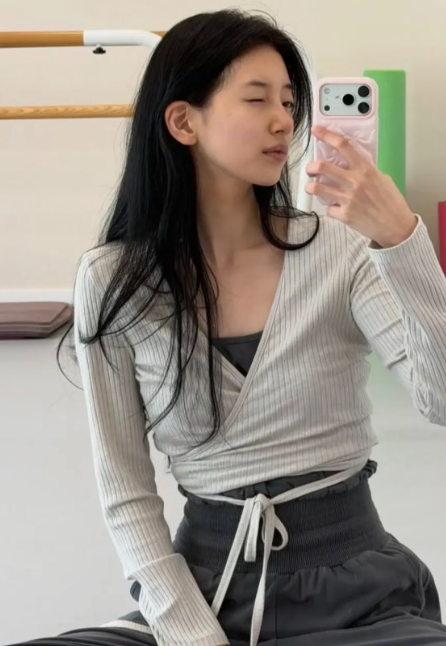 그레이 랩 가디건을 착용한 수지