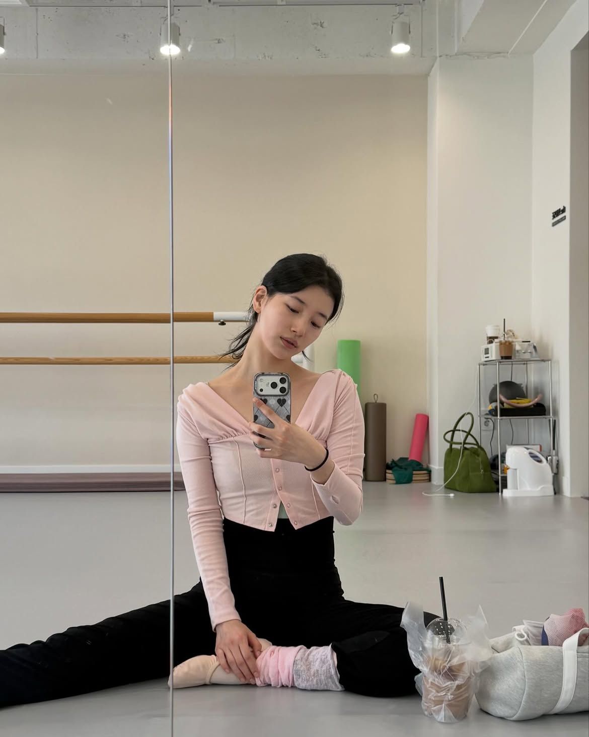 핑크색 오프숄더 가디건을 착용한 수지