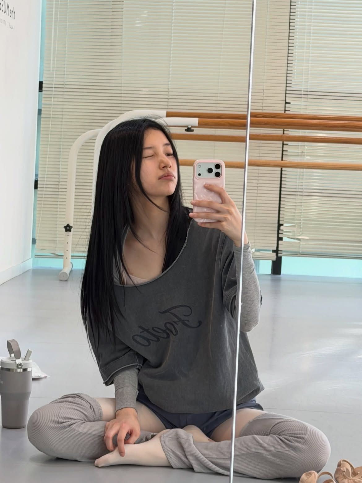 오버핏 티셔츠를 착용한 수지