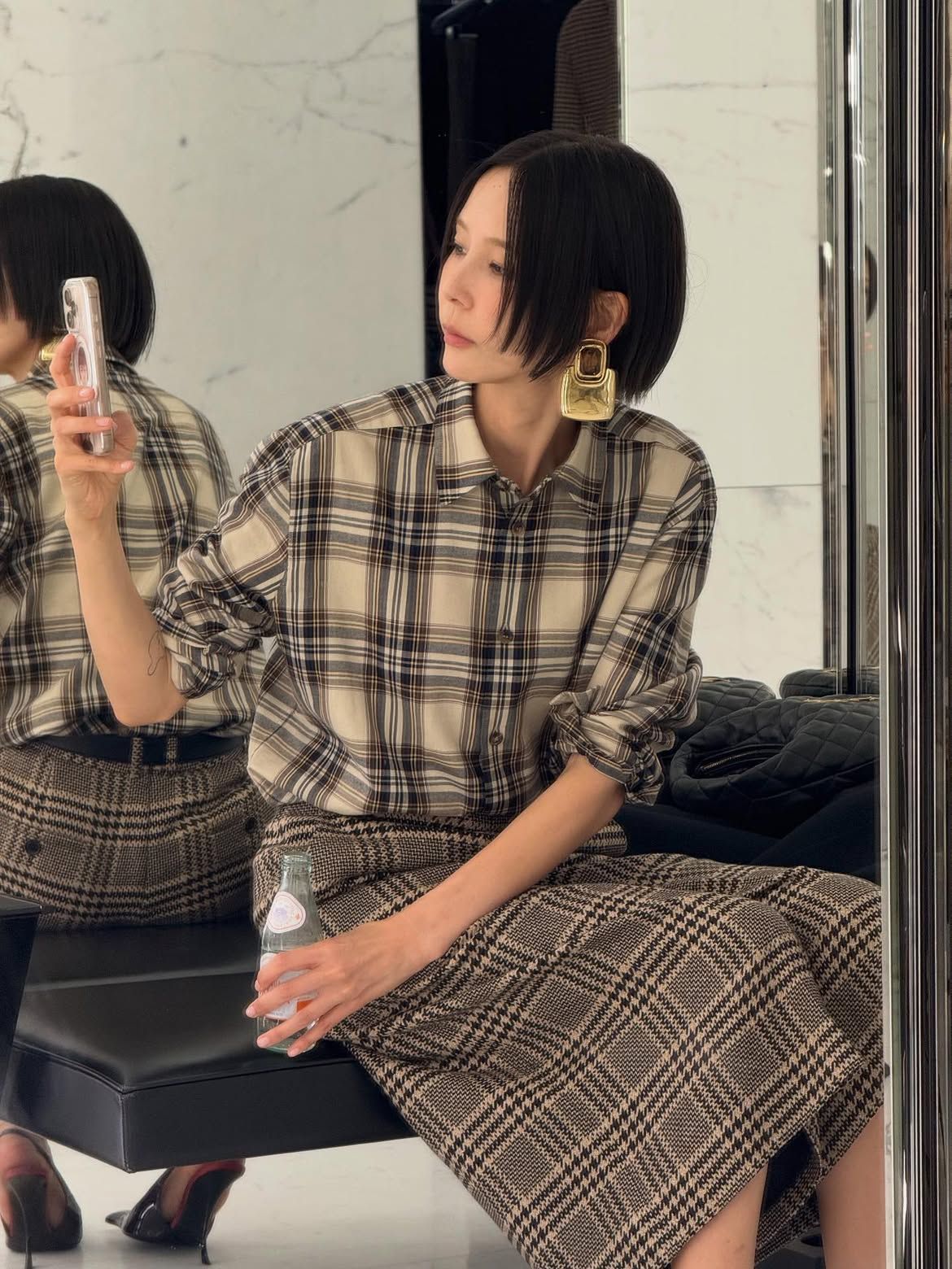 우아한 무드로 풀어낸 김나영의 체크 온 체크 룩.