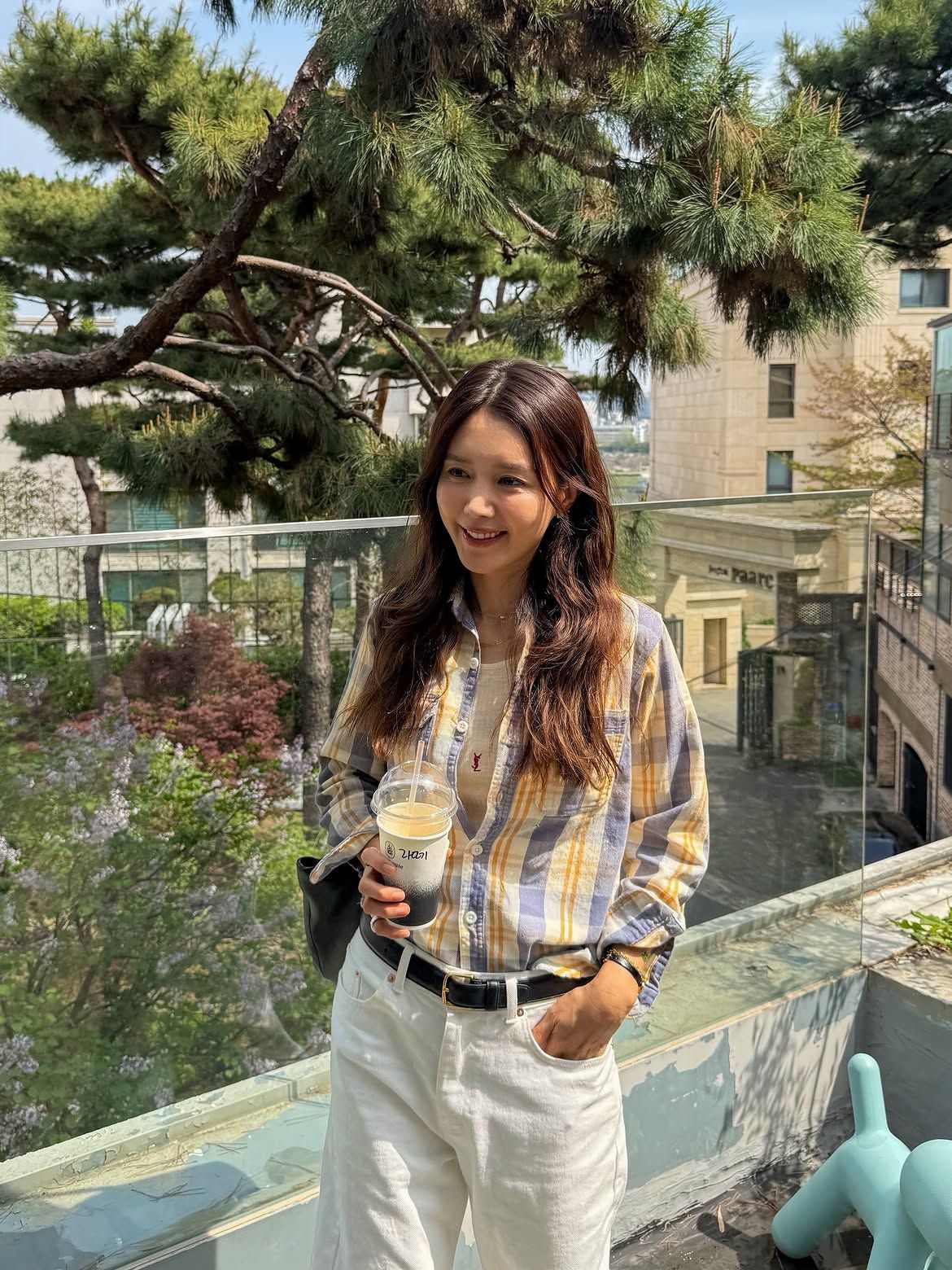 체크 셔츠의 빈티지 무드를 그대로 살린 채정안.