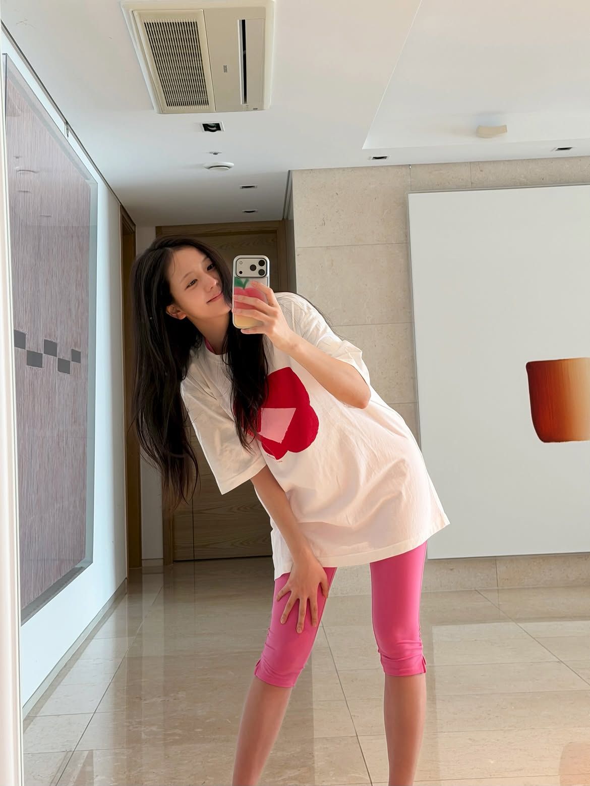 핑크 카프리 팬츠로 러블리한 홈웨어를 완성한 지수.