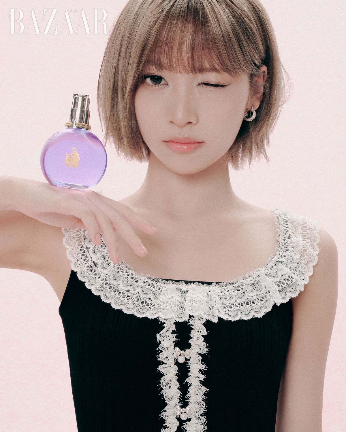 메이가 착용한 톱은 Bebe. 스커트는 Limeque. 귀고리는 Swarovski.