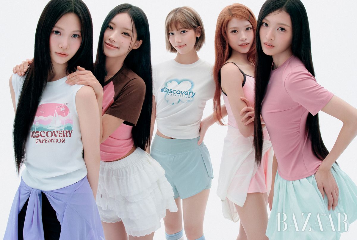 리브가 착용한 슬리브리스 워터 티셔츠는 7만9천원, 허리에 두른 후디드 루즈핏 풀집업 커버업은 9만9천원, 에센셜 3부 워터 레깅스는 5만9천원 모두 Discovery. 원이가 착용한 프레시벤트 래글런 반팔 티셔츠는 4만9천원 Discovery. 화이트 프릴 스커트는 스타일리스트 소장품. 메이가 착용한 유니 프레시벤트 맵 레터링 반팔 티셔츠는 6만9천원 Discovery. 팬츠, 니삭스는 스타일리스트 소장품. 제나가 착용한 테리 크롭트 톱은 9만9천원, 허리에 두른 후디드 루즈핏 풀집업 커버업은 9만9천원, 테리 셋업 쇼츠는 6만9천원 모두 Discovery. 미나미가 착용한 셔링 반팔 티셔츠는 5만9천원 Discovery. 스커트는 스타일리스트 소장품.