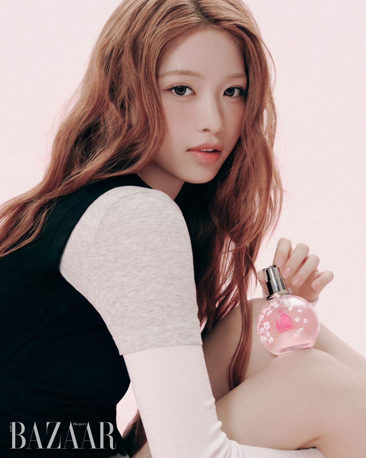 레이어드 톱은 Ari. 팬츠는 Raive. 슈즈는 Salt&Chocolate. 삭스는 스타일리스트 소장품.