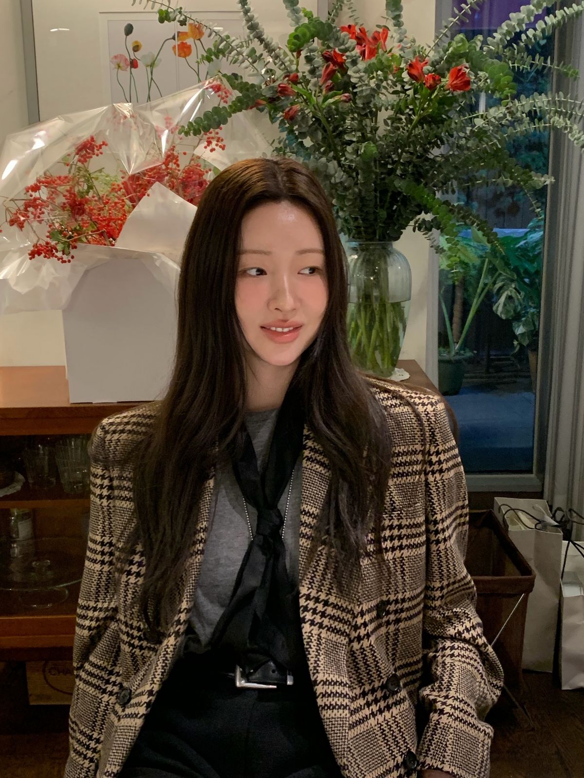 클래식한 체크 재킷에 실크 스카프로 포인트를 더한 차정원의 가을 룩./ @ch_amii