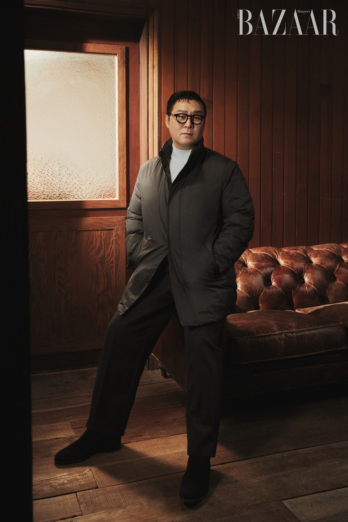 하이넥 덕다운 코트, 에센셜 모크넥 스웨터는 모두 Olzen.