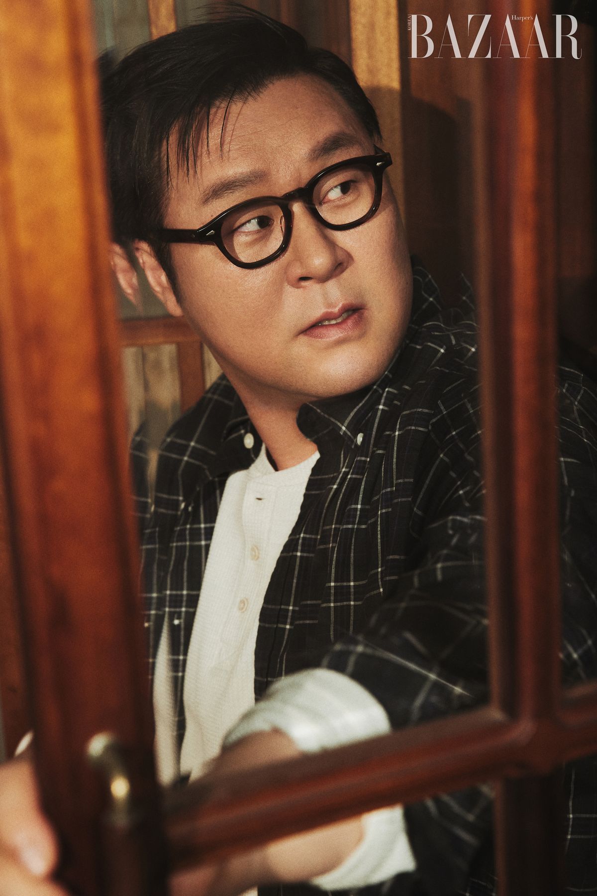 크리스털 브러시 패턴 셔츠, 와플 긴팔 헨리넥 셔츠, 브라운 컬러 기모 데님 팬츠는 모두 Olzen.