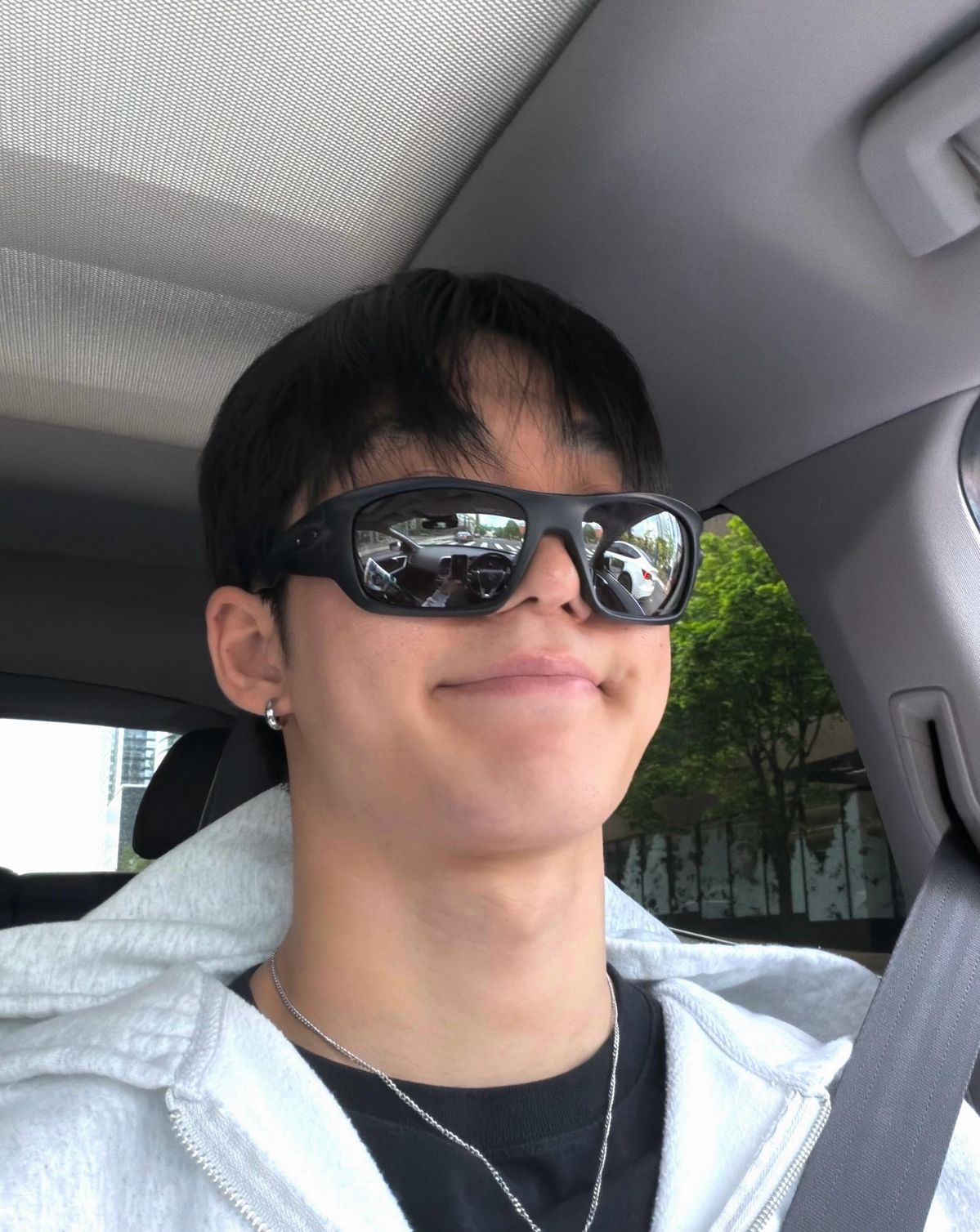 그린 선글라스로 심플한 룩에 위트를 더했다.