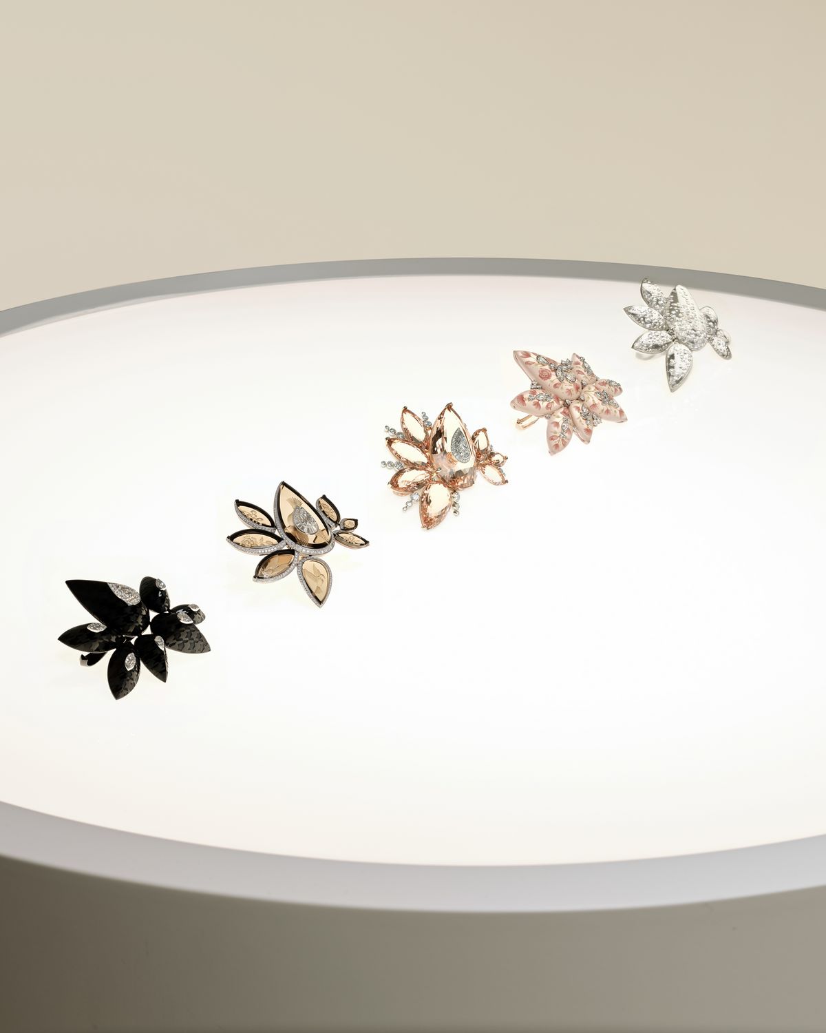 (왼쪽부터) CHECKERS, TATTOO, LIGHT, FLOWER, RAIN 링.