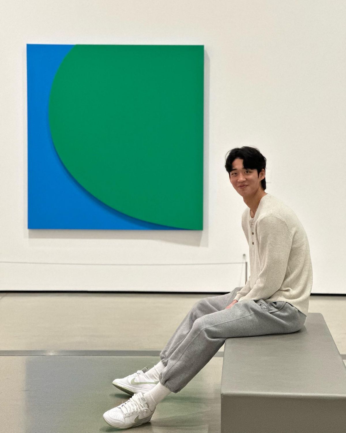 전시를 둘러보는 날엔 아이보리와 그레이로 담백하게.