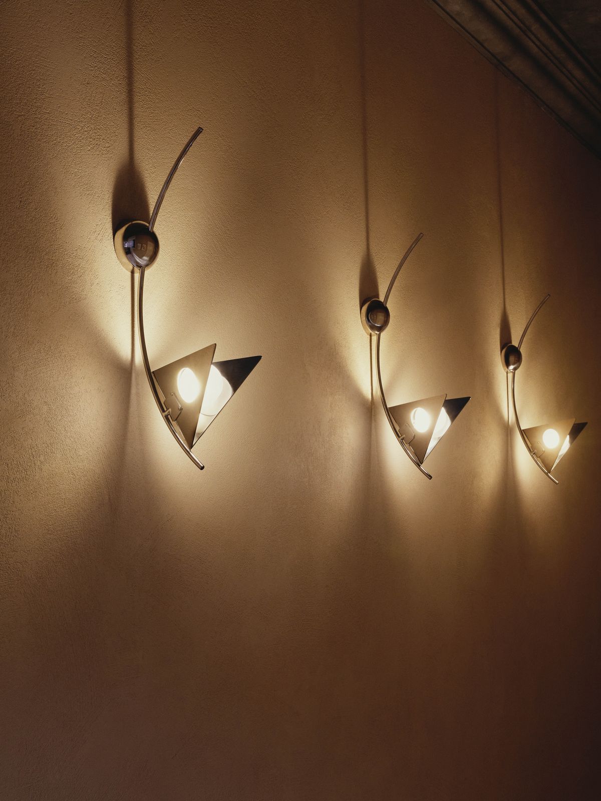 ‘오빗 월 램프(The Orbit Wall Lamp)’