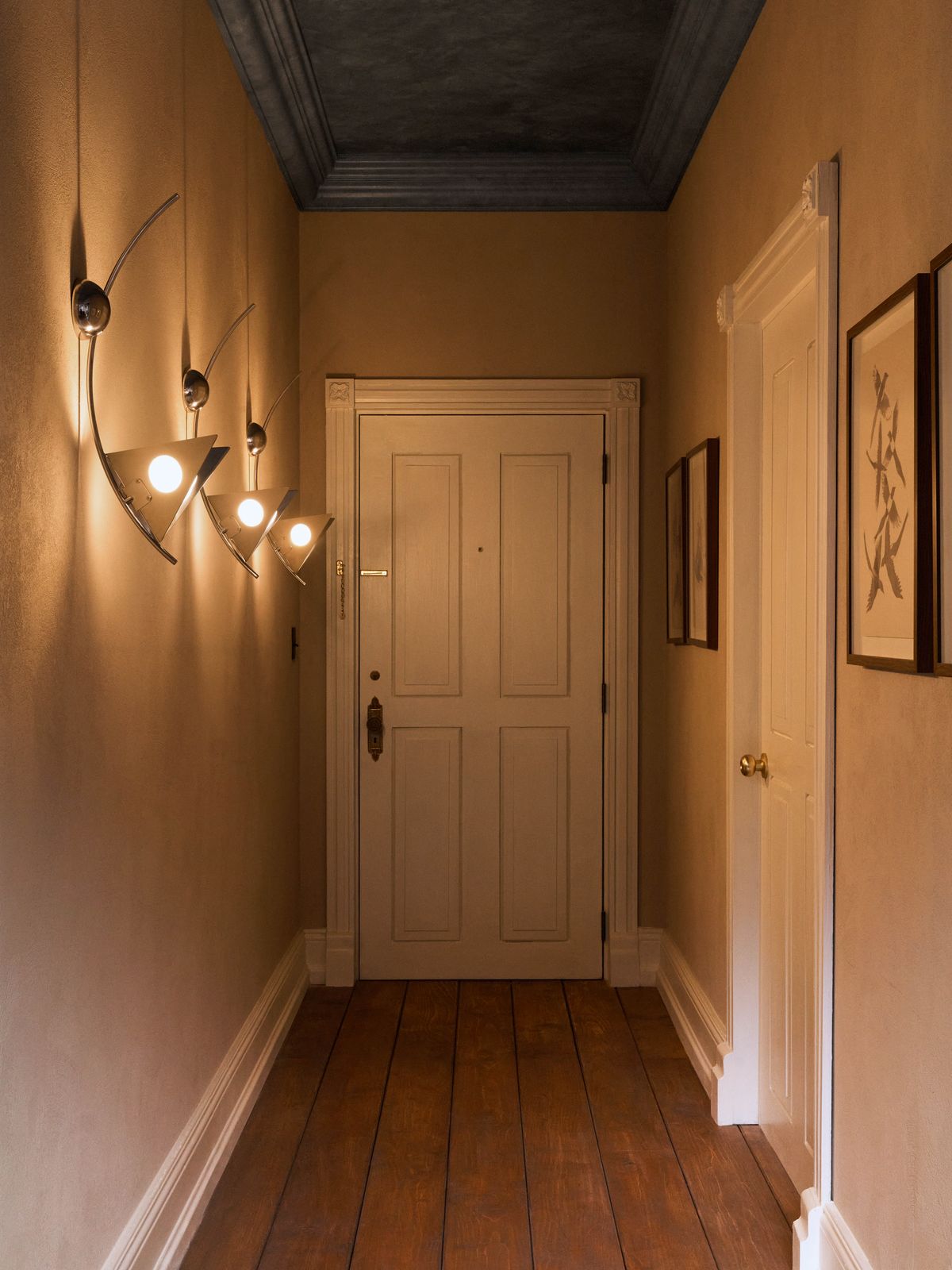 ‘오빗 월 램프(The Orbit Wall Lamp)’