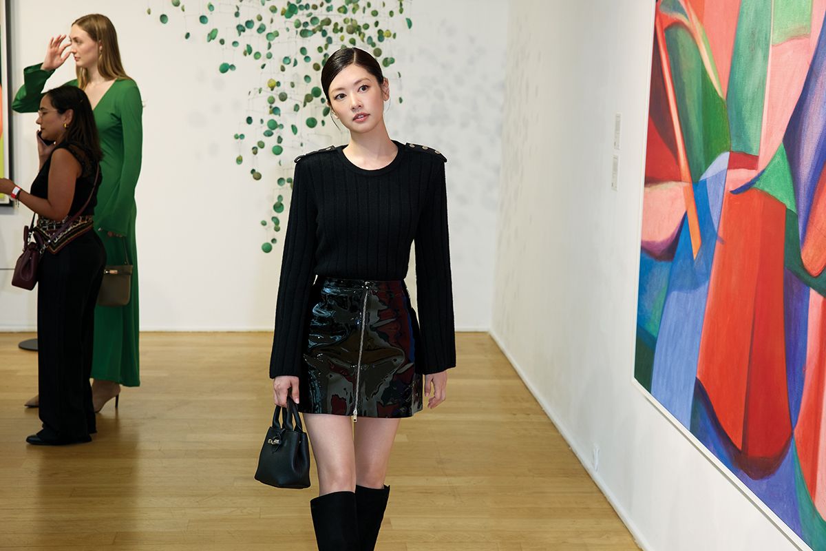 전시장에서 작품 관람 중인 배우 정소민.