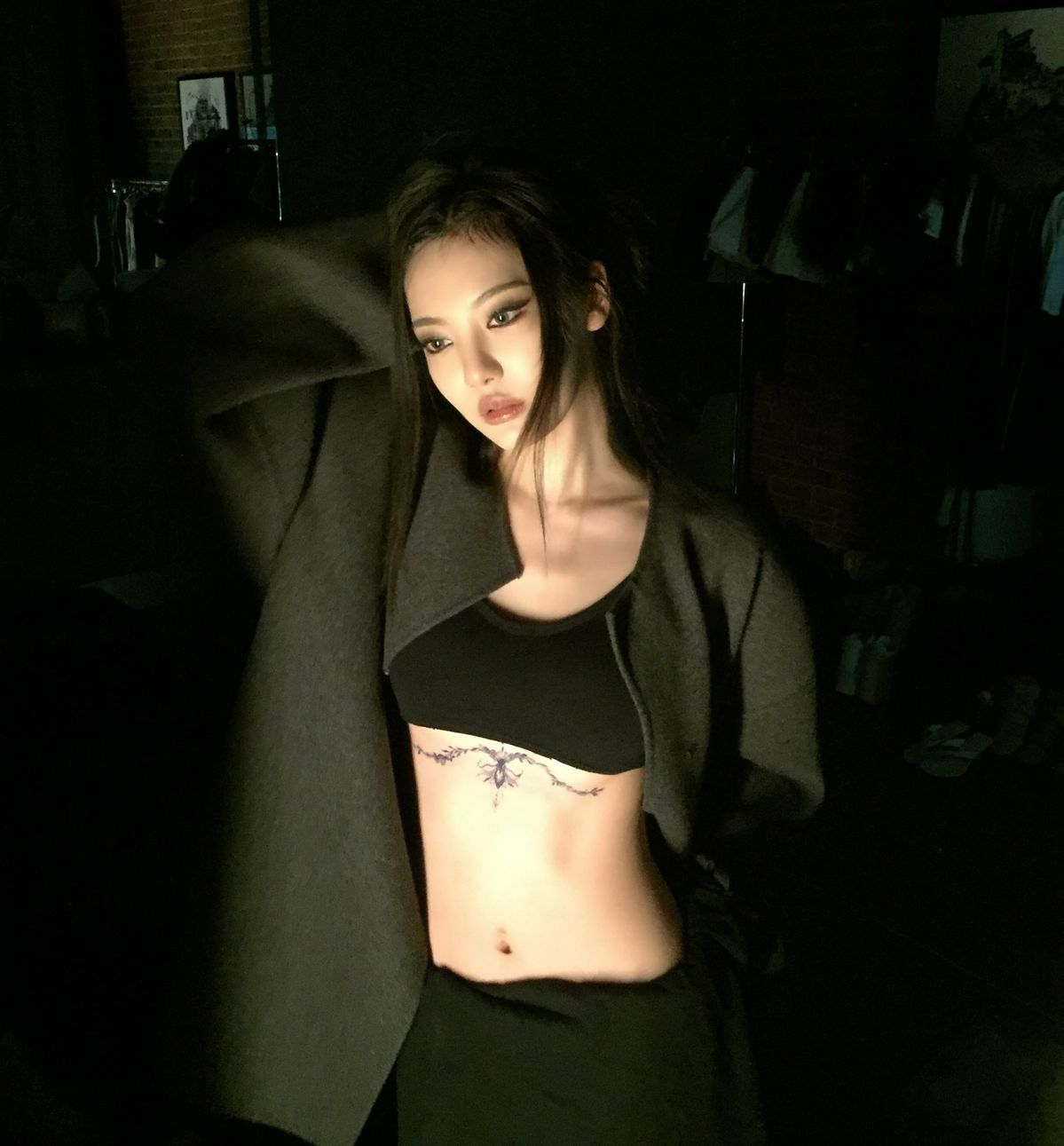 오버사이즈 그레이 코트에 블랙 브라톱을 매치한 닝닝의 과감한 가을 룩./ @imnotningning