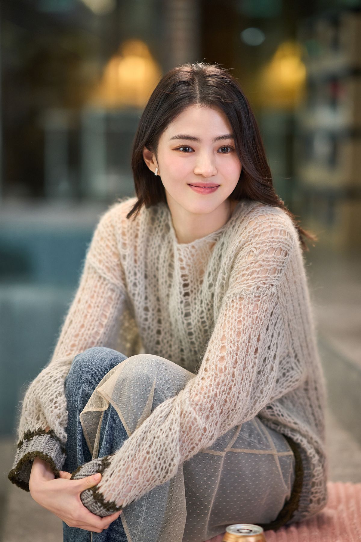 성글게 짜인 아이보리 니트와 데님으로 편안한 일상 룩을 연출했다.