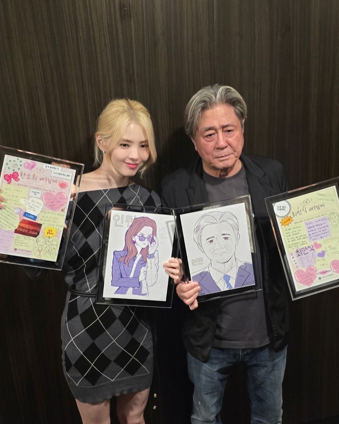 최민식과 함께 무대인사 후 인증샷을 찍는 한소희.