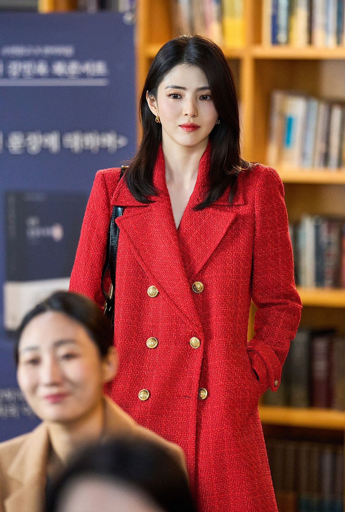 선명한 레드 컬러와 더블브레스트 디자인으로 존재감을 드러냈다. 