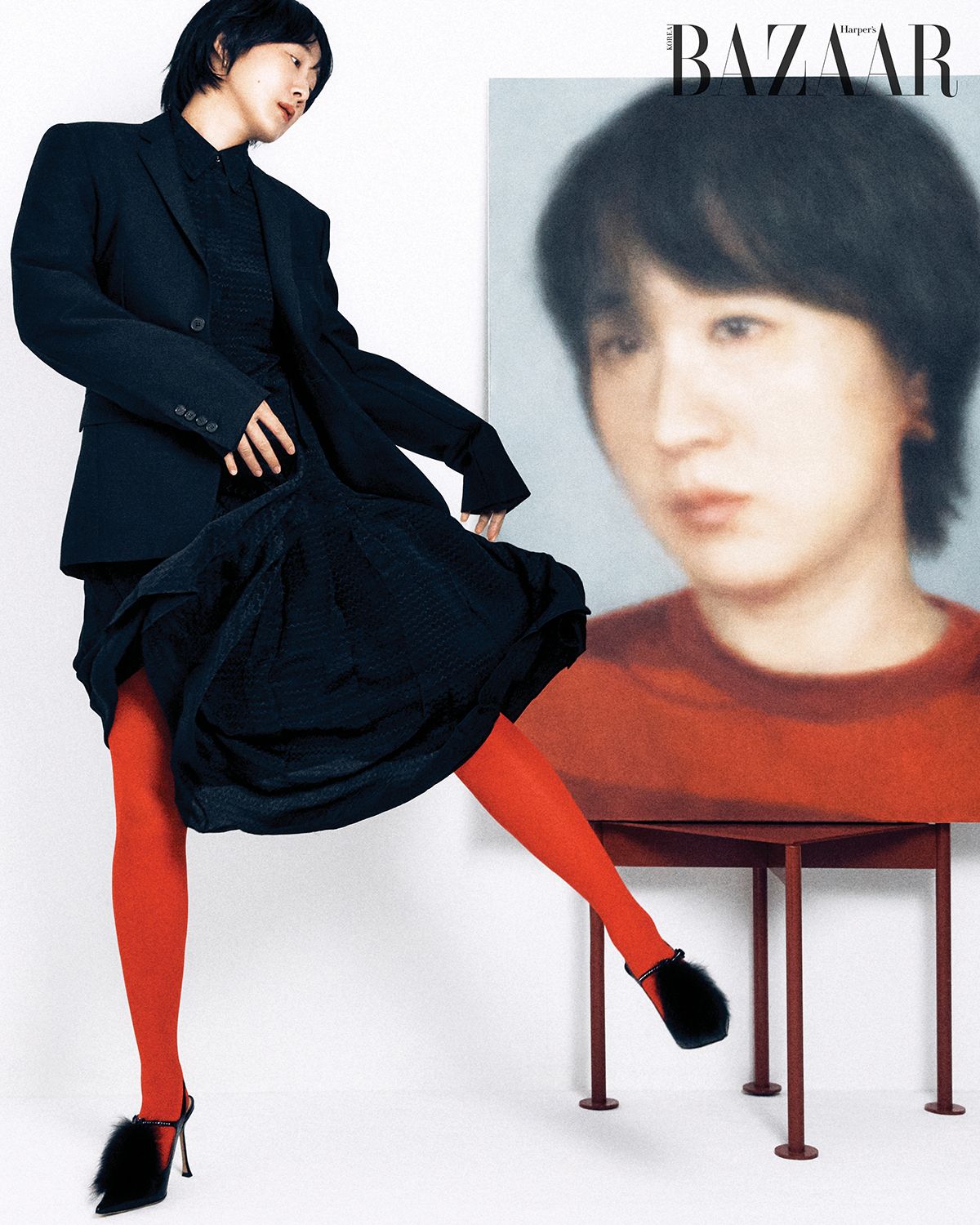 재킷과 드레스, 슬링백은 모두 Fendi. 사진/ 윤송이, 헤어/ 구예영, 메이크업/ 안희정, 스타일리스트/ 이경은, 프롭 스타일리스트/ 김태양