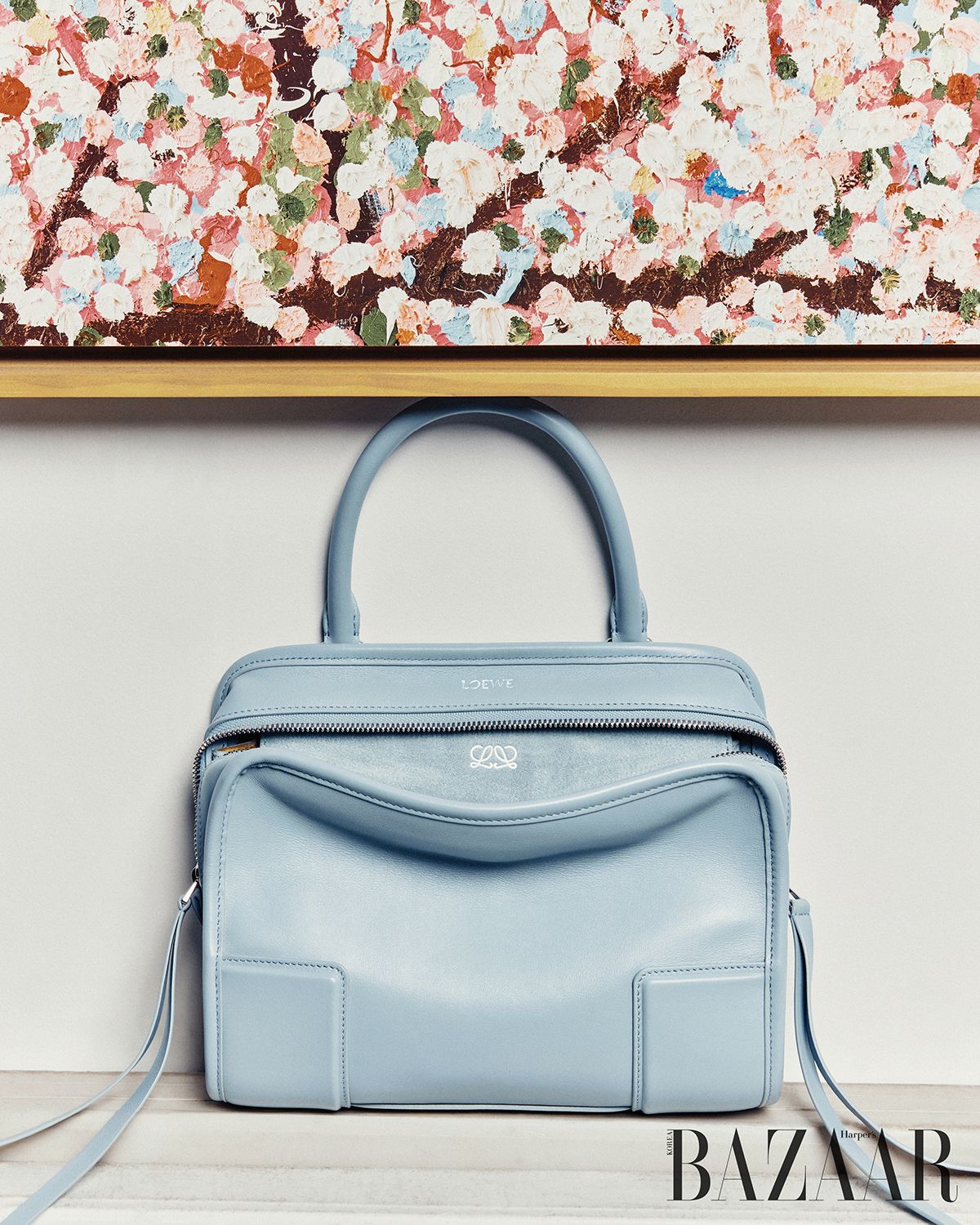 새로운 로고가 돋보이는 톱 햅들 백은 Loewe.