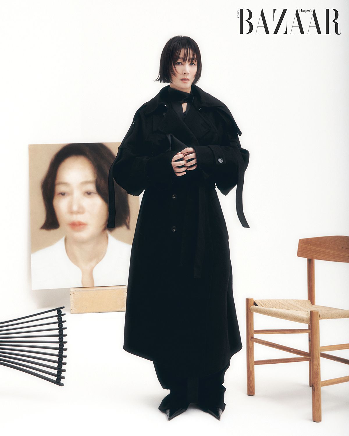 코트, 셔츠, 팬츠, 슈즈, 이어링 모두 Ferragamo. 사진/ 이준경, 헤어/ 이에녹, 메이크업/ 이아영, 스타일리스트/ 김지원, 프롭 스타일리스트/ 김태양