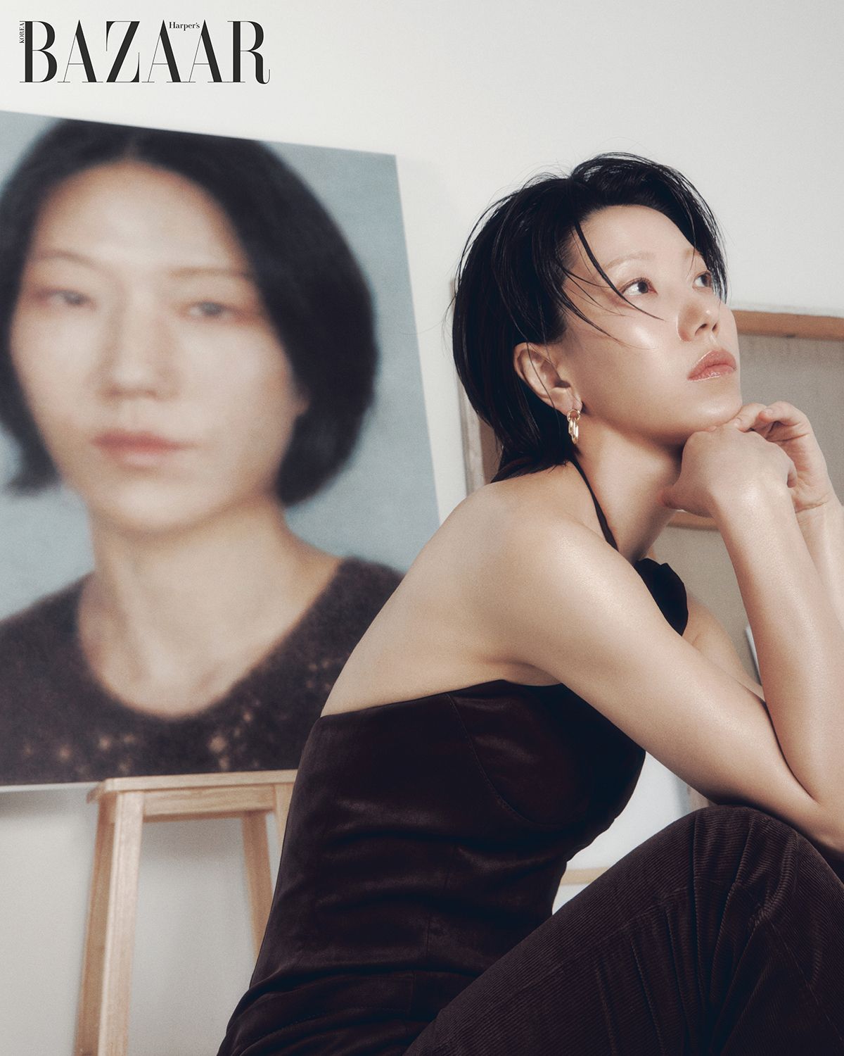 홀터넥 드레스, 팬츠는 Oude waag. 사진/ 이준경, 헤어/ 김도영, 메이크업/ 이수지, 스타일리스트/ 이진혁, 프롭 스타일리스트/ 김태양
