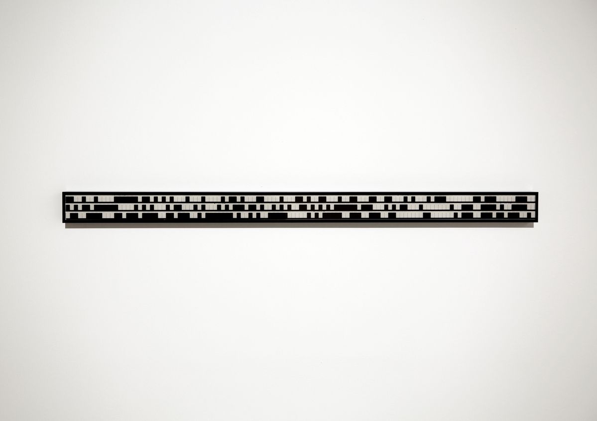 〈π, e, φ〉, 2010, 액자에 넣은 16mm 필름(π, e, ø의 이진 코드)