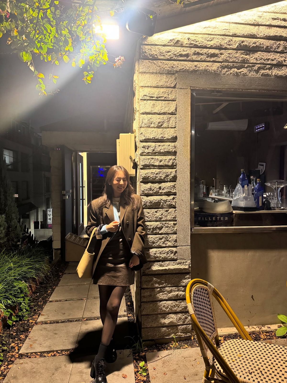 브라운 셋업에 하늘색 가디건을 더해 산뜻한 포인트를 살린 안소희./ @ssoheean