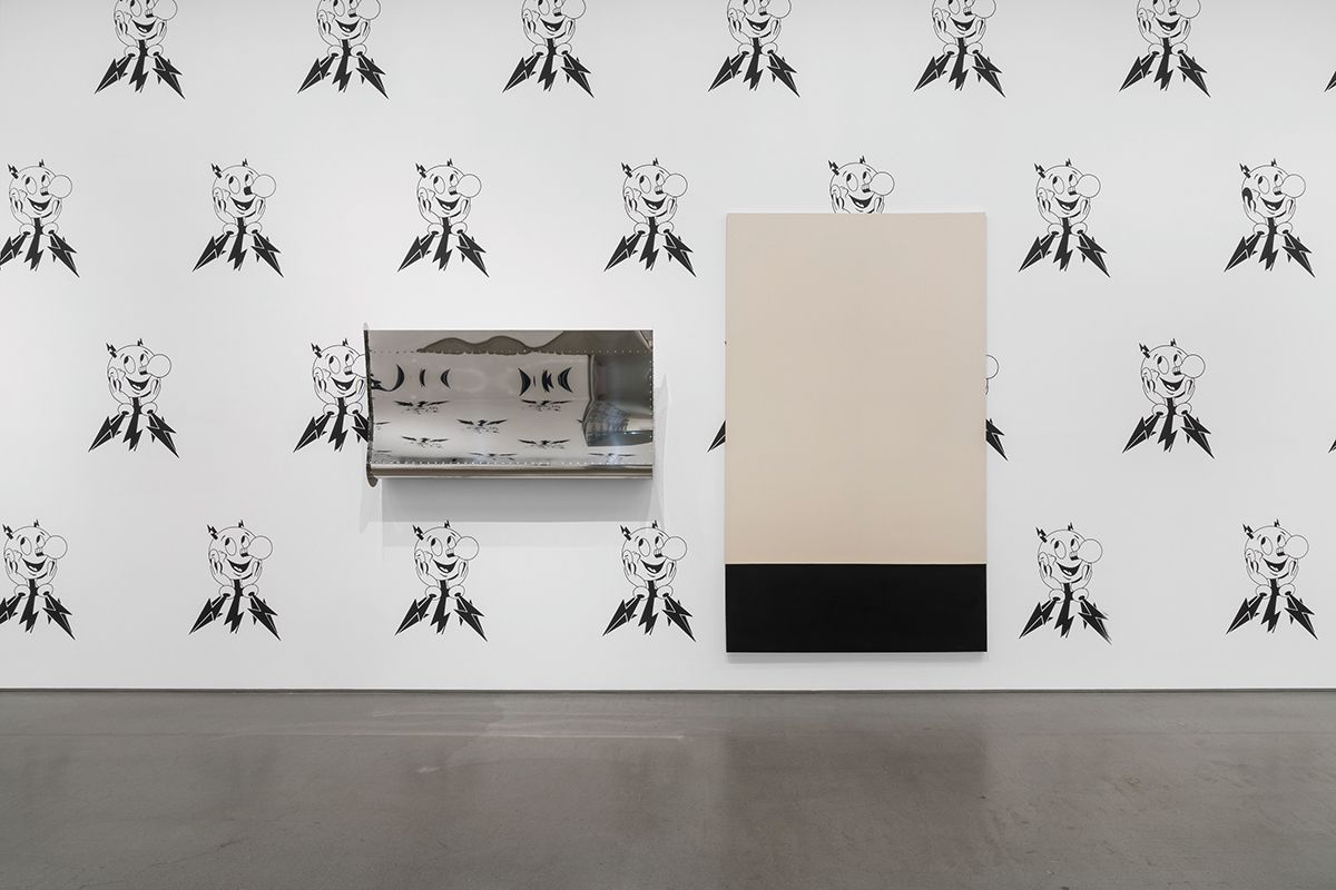 전시 «Up Against the Walls!»에는 장-마리 아프리우(Jean-Marie Appriou), 존 암리더(John Armleder), 이사벨라 두크로트(Isabella Ducrot), 나탈리 뒤 파스키에(Nathalie du Pasquier), 앙헬라 페라리(Ángela Ferrari), 실비 플뢰리(Sylvie Fleury), M/M(파리)(M/M (Paris)), 우고 론디노네(Ugo Rondinone), 비비안 장(Vivien Zhang) 등 콩소르시움과 각기 다른 인연을 맺어온 9인의 작가가 함께 했다. 존 암리더, <Untitled (FS 203)>, 1988, Truck spoiler and acrylic on canvas. Canvas: 305x183cm, Spoiler: 112x164x30cm. Courtesy of John Armleder Studio. Photo: Jeon Byung Cheol. 