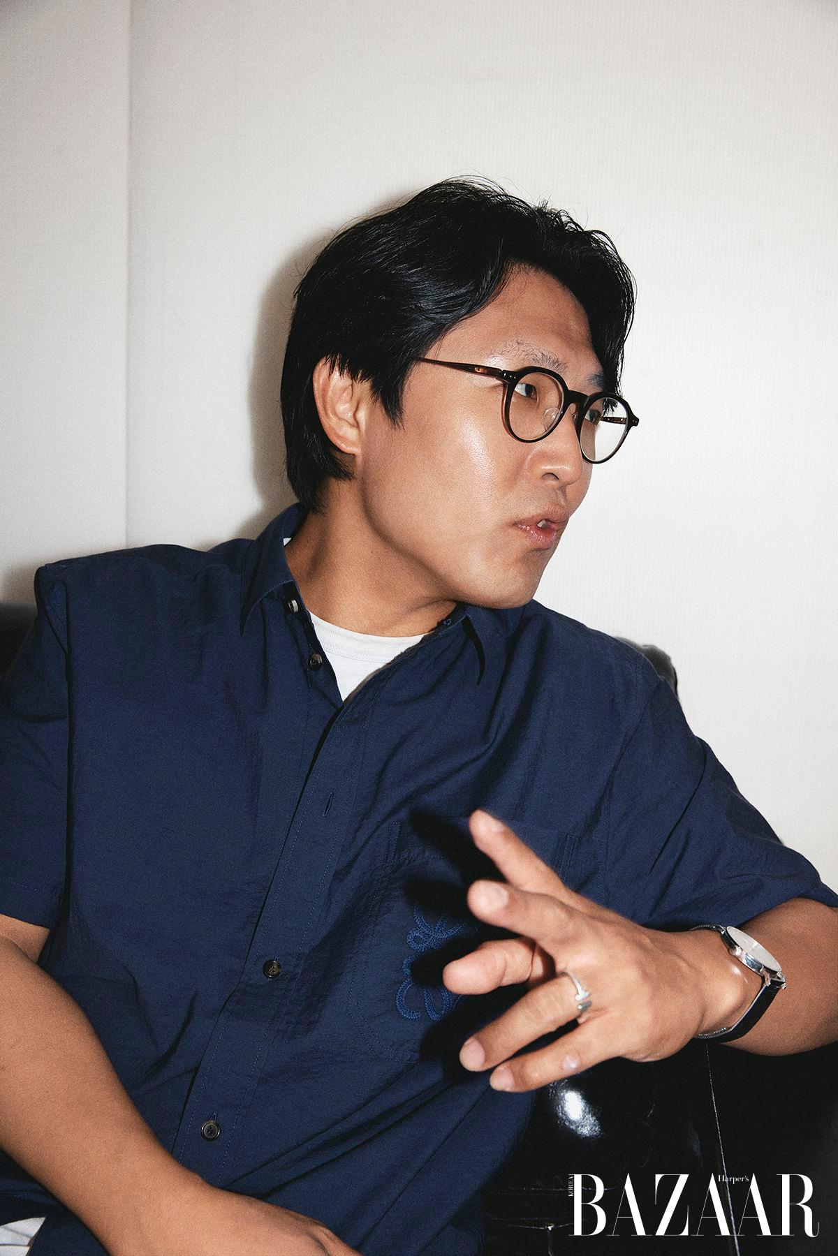 작업실에서의 박종진 작가. 로에베 재단 공예상 대상을 수상한 후 로에베에서 선물로 받은 셔츠를 착용하고 있다.