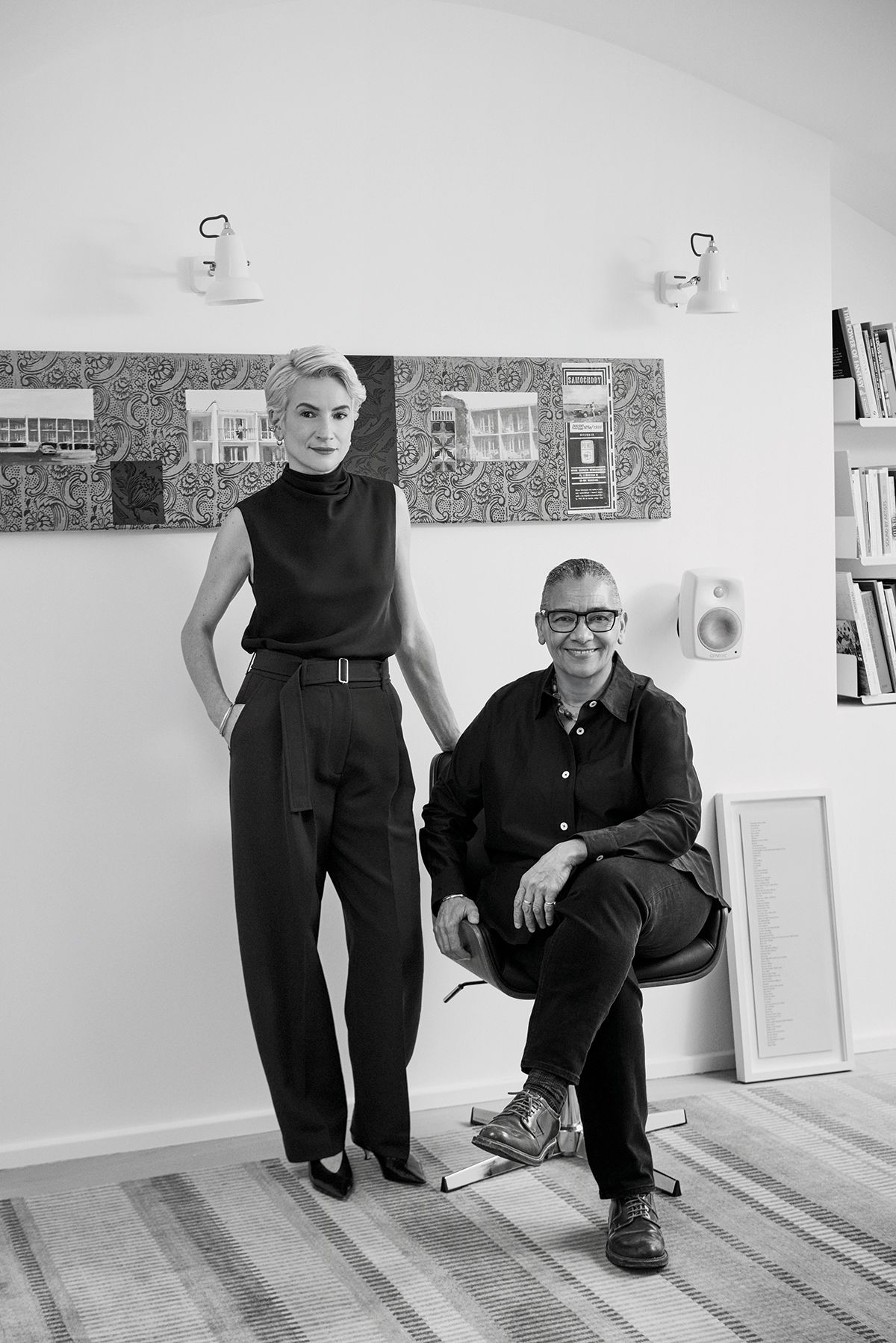 마그다 스타바르스카의 새 작업실에서. 스타바르스카가 입은 실크 톱은 Me+Em. 울 팬츠는 Studio Nicholson. 가죽 힐은 Le Monde BÉRYL. 이어커프는 Otiumberg. 팔찌는 개인 소장품. 루바이나 히미드가 착용한 옷들은 모두 히미드 개인 소장품.