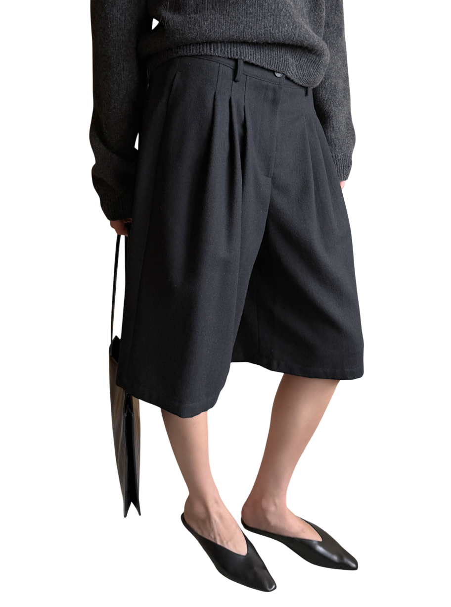 Wool Tuck Bermuda Pants