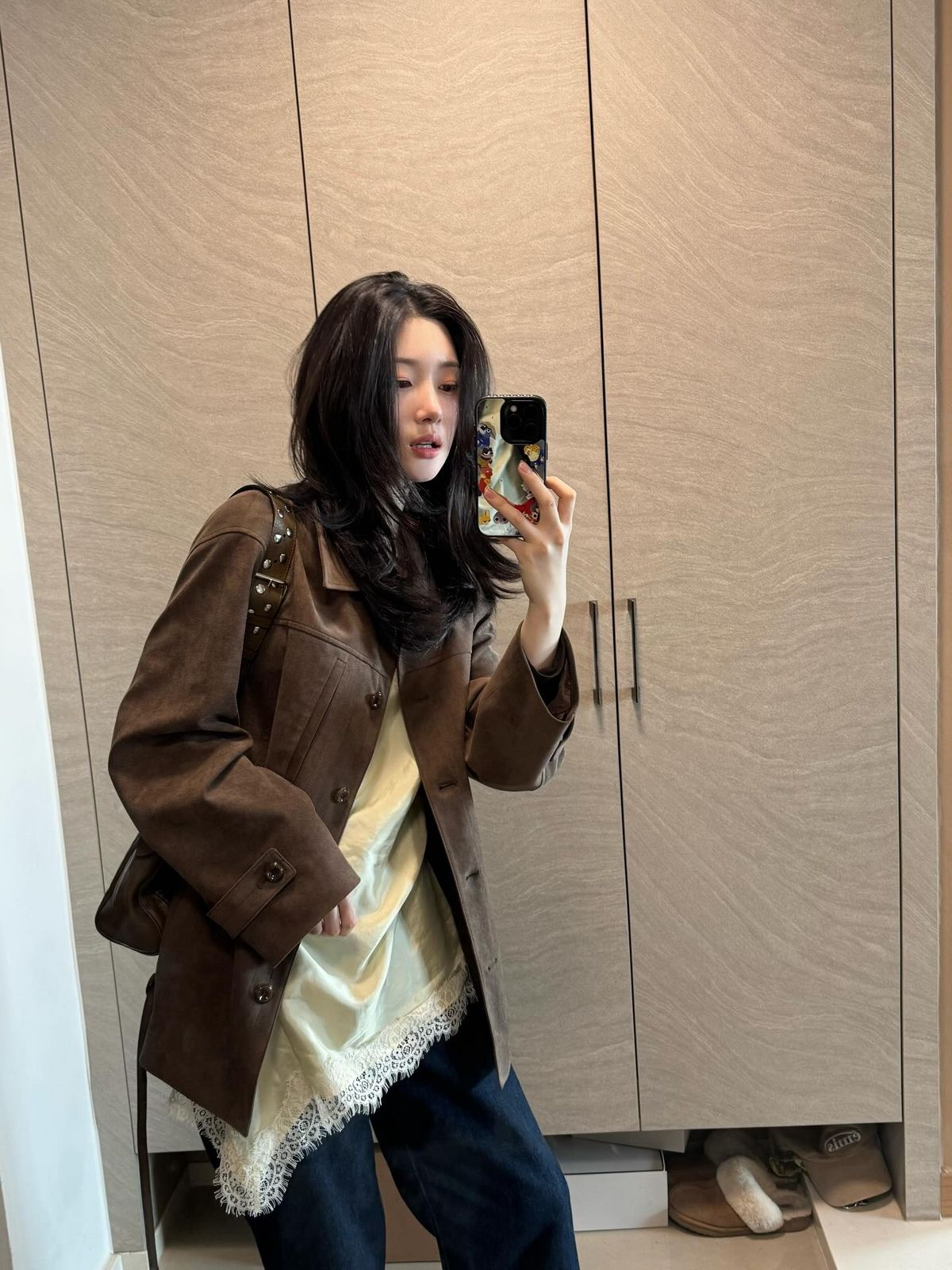 클래식한 스웨이드 재킷에 레이스 슬립 톱과 데님 팬츠로 자유로운 분위기를 더한 스타일링. /@j_chaeyeoni