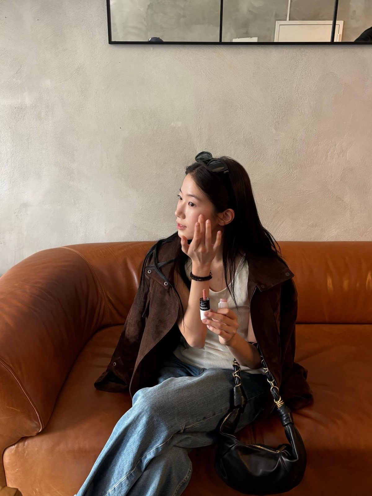 브라운 스웨이드 재킷과 블루 데님의 조합으로 클래식한 멋을 살린 룩. / @zuhazana