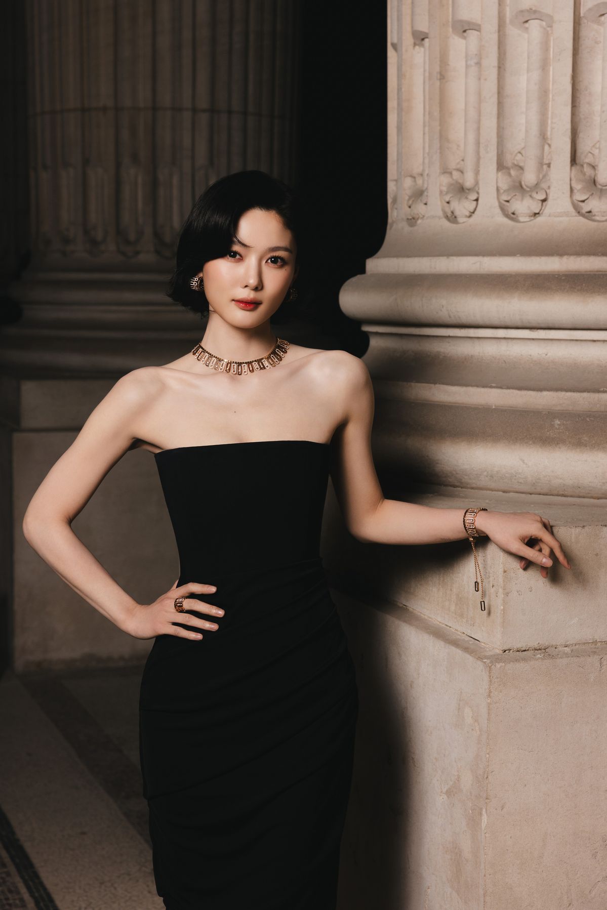 ‘무브 아이코니카’ 네크리스와 브레이슬릿으로 절제된 블랙 룩에 포인트를 준 김유정. ⓒIulia Matei