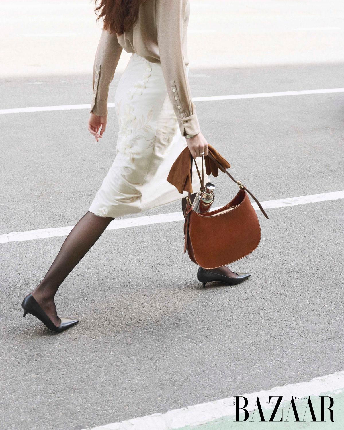 셔츠, 스커트는 Kallmeyer. 타이츠는 Calzedonia. 펌프스는 Jimmy Choo. 시계는 Baume & Mercier. 