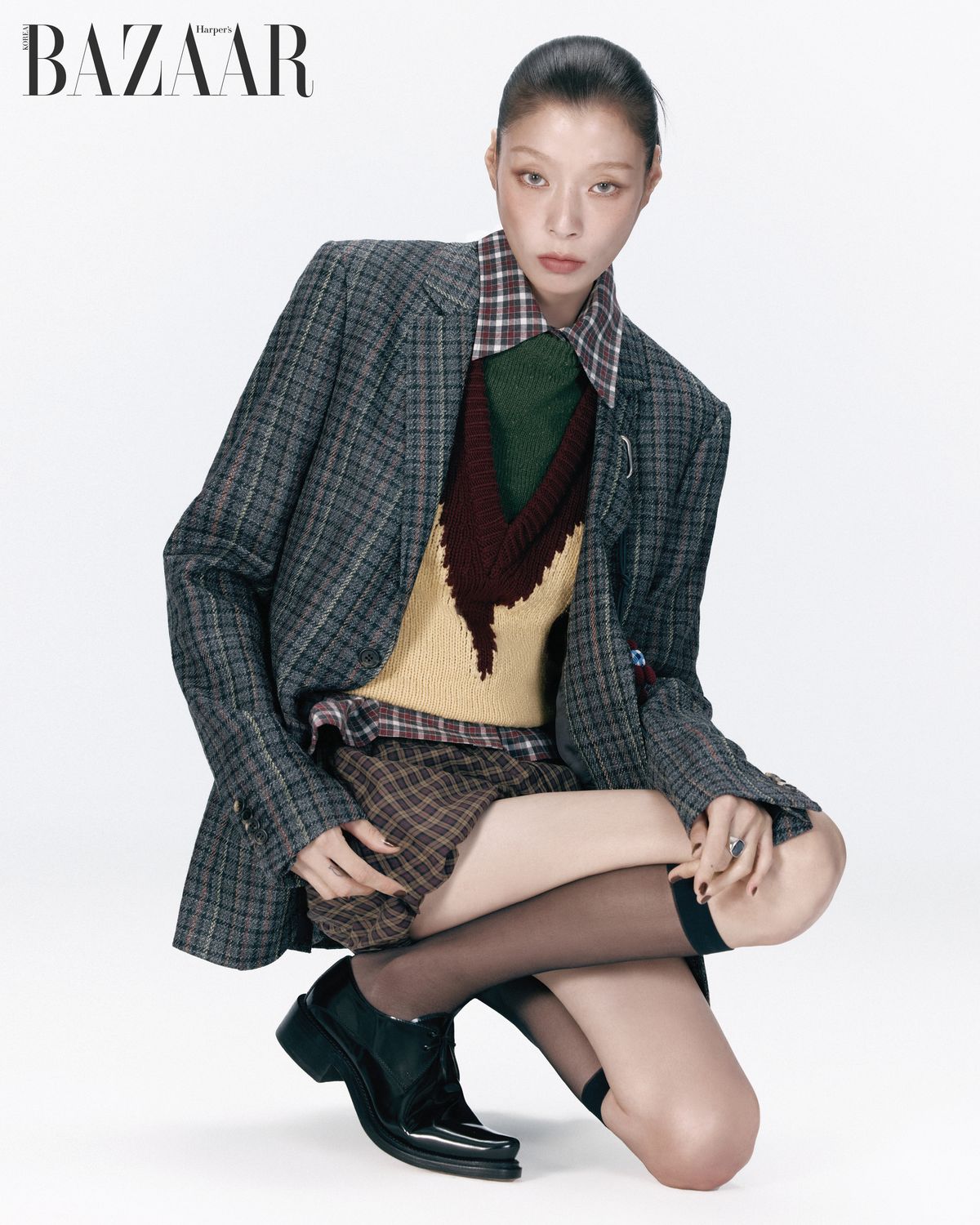 재킷은 Gabriela Hearst. 베스트는 1백56만원, 블루머 쇼츠는 1백28만원 Marni. 이너로 착용한 셔츠는 가격 미정 Vivienne Westwood. 재킷에 걸어 연출한 키 링은 Loewe. 반지는 93만1천원 Tom Wood. 레이스업 로퍼는 Bottega Veneta. 스타킹은 에디터 소장품. 