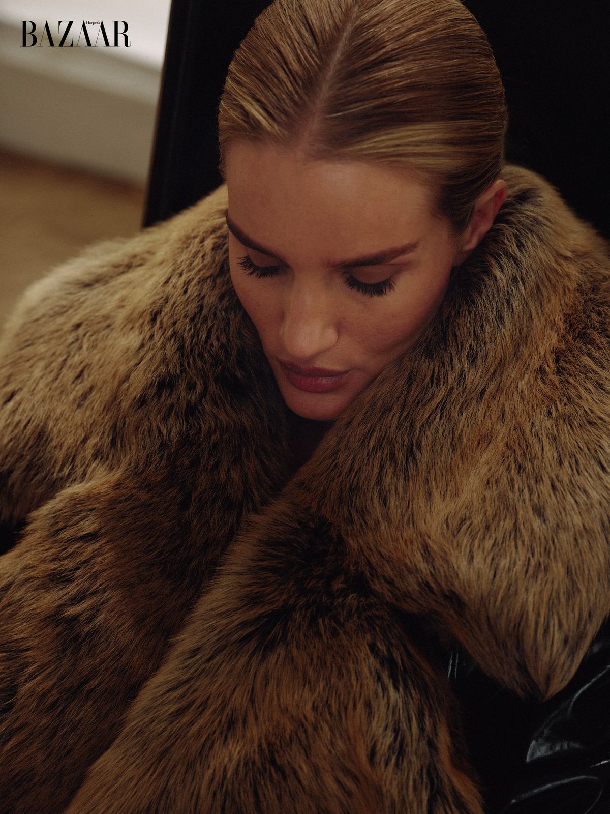 래커 처리한 캔버스에 시어링 칼라를 더한 코쿤 코트는 Saint Laurent by Anthony Vaccarello.