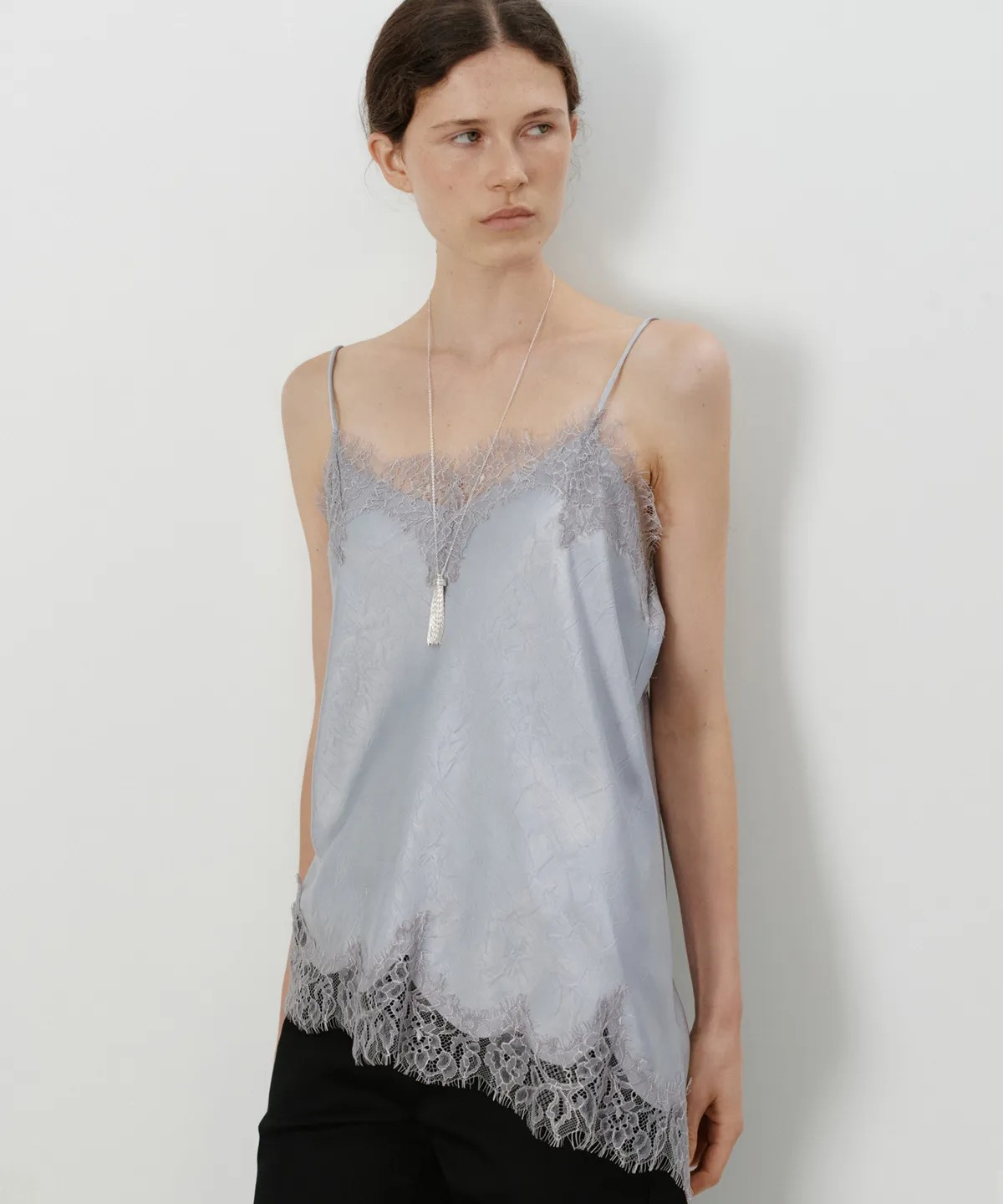Diagonal lace sleeveless