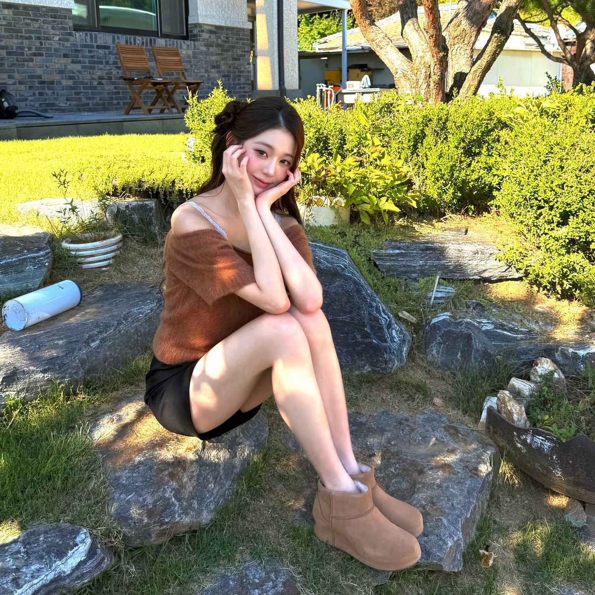 브라운 니트 탑에 블랙 쇼츠와 함께 어그 부츠를 매치해 사랑스러운 룩을 완성한 장원영. /@for_everyoung10