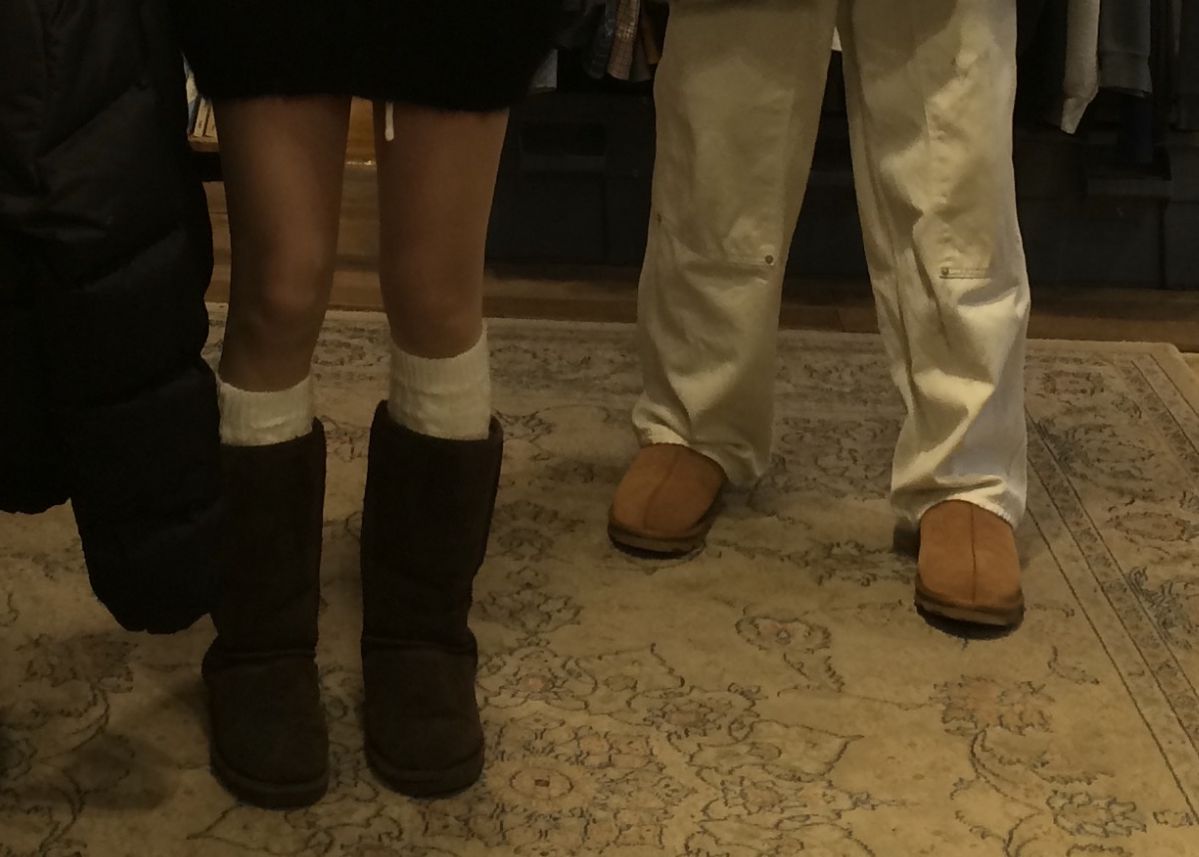 클래식 울트라 톨 더스티드 코코아(왼쪽). 친구와 함께 어그를 맞춰 신은 날.